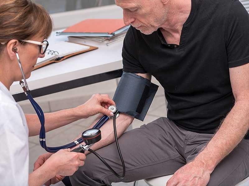  Những chiếc máy đo huyết áp sẽ giúp cha mẹ có thể tự kiểm định sức khỏe tại nhà. 