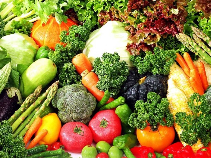 Chế độ dinh dưỡng cho người lớn tuổi bị táo bón là bổ sung nhiều rau củ quả 