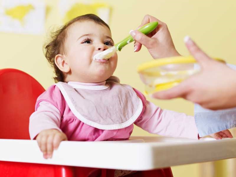 Cho bé ăn thêm cháo xay để bổ sung các dưỡng chất cần thiết.