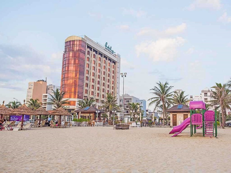 Khách sạn Holiday Đà Nẵng nhìn từ bãi biển