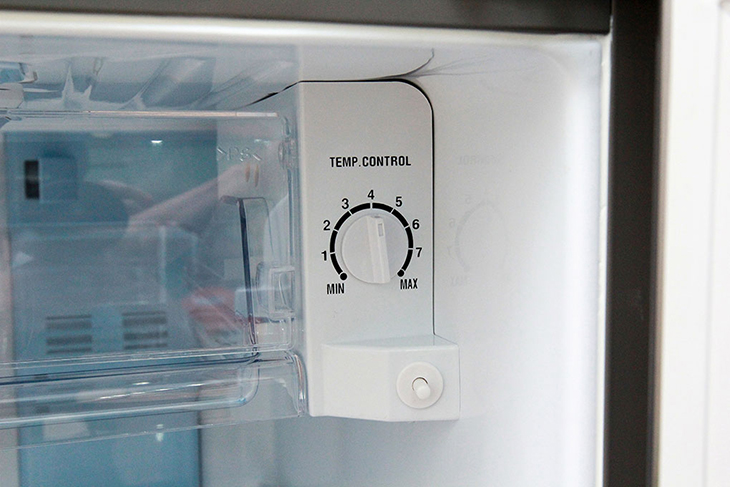 Nút chỉnh nhiệt độ sai làm tủ lạnh không đủ lạnh