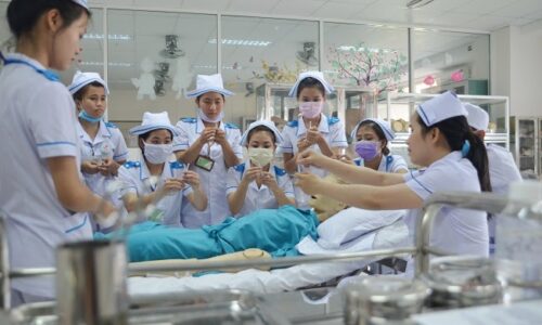 [Góc review] Review ngành điều dưỡng Đại học Đông Á