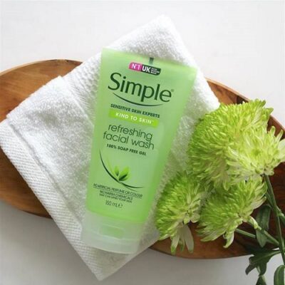 Sữa rửa mặt da khô Simple Kind To Skin Refreshing Facial Wash Gel