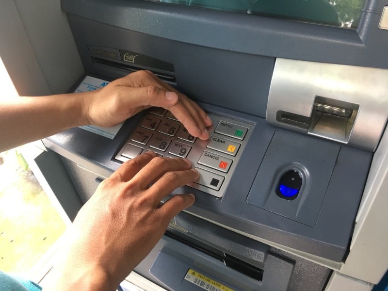 Hãy liên hệ với ngân hàng cấp thẻ để lấy lại mã PIN