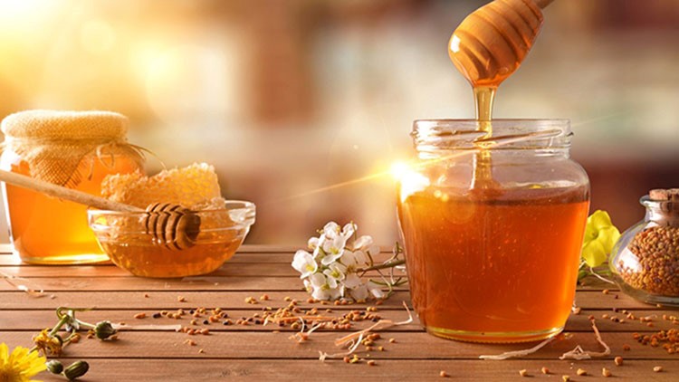 Vì sao mật ong được sử dụng để trị thâm mụn?