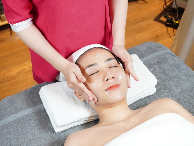 Học cách massage da mặt và cơ thể